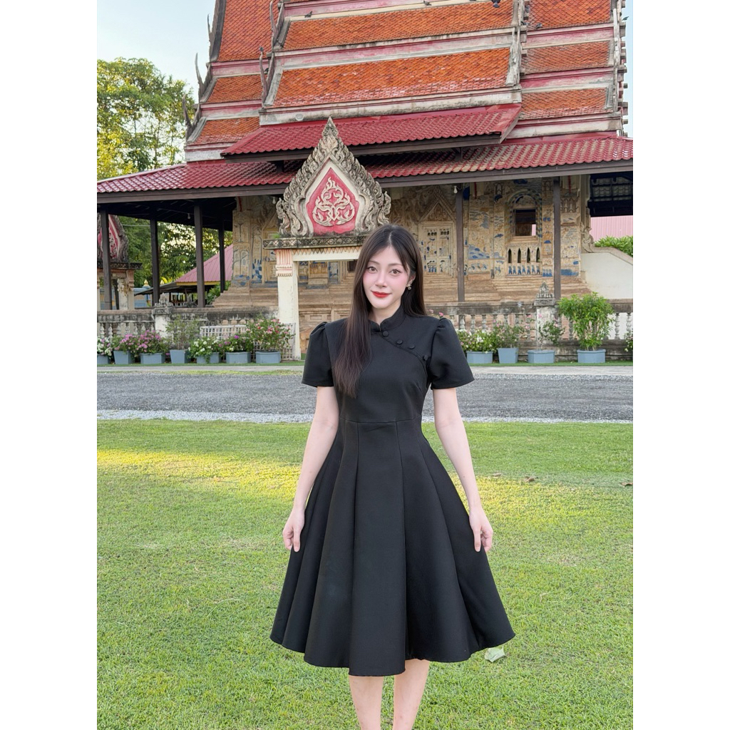 TANTANOD -รหัสWT8 เดรสอัดกาว คอจีนกระโปรงจีบลอน แต่งกระดุมปั๊ม(สีดำ)(ผ้าทอยกดอก)