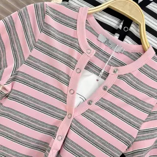 214-215 รุ่น Mello Snap (เมล-โล่ สแนป) เสื้อยืดลายทางทรงเข้ารูป ดีไซน์คอกลมผ่าหน้าติดกระดุมแป๊ก