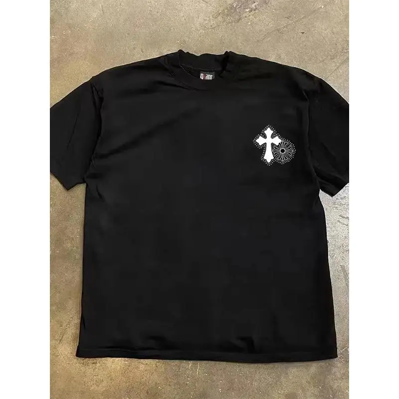 เสื้อยืดลายเกือกม้าไม้กางเขนดอกไม้ พิมพ์หลังเต็ม สีดำ ผ้าฝ้าย 200GSM ทรงโอเวอร์ไซซ์ สไตล์วินเทจกอธิกสตรีท