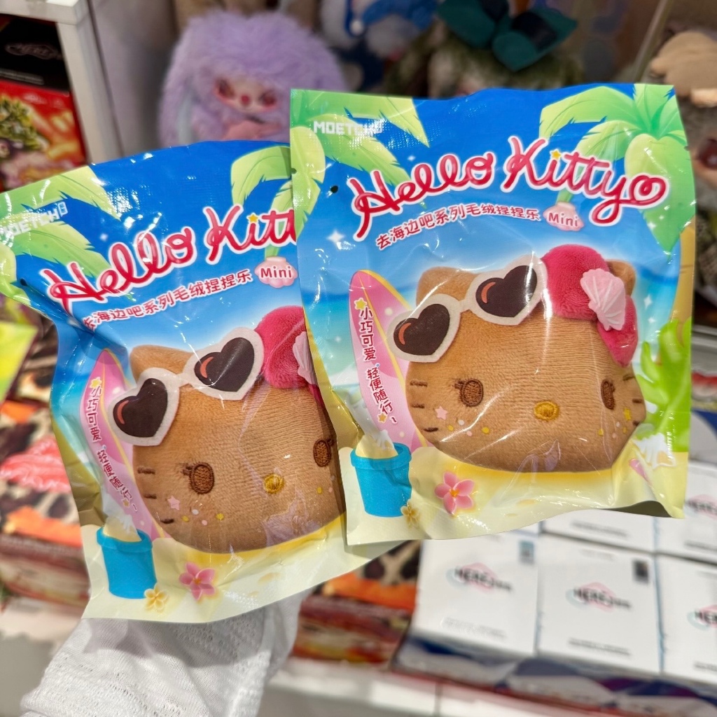 (พรีออเดอร์) Moetch พวงกุญแจ Hello Kitty ผิวแทน go to the beach แบบจุ่มเดี่ยว แท้100% | pukpik.stati