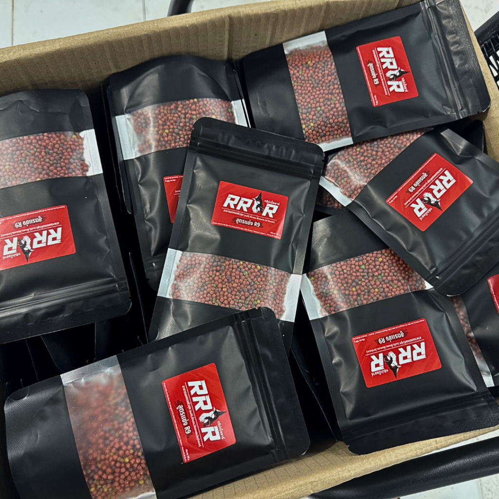 RRR อาหารนกกรงหัวจุก สูตรแข่งR9 Protein24% Fat4% ผลไม้รวม และ ตั๊กแตน จิ้งรีด ไข่มดแดง น้ำผึง แบรนด์ สมุนไพร วิตมินครบ