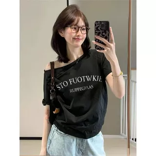 เสื้อไหล่ตกสีดำ ลายตัวอักษรเกาหลี โพลีเอสเตอร์โอเวอร์ไซส์ ใส่สบาย เปิดไหล่เซ็กซี่ แฟชั่น มินิมอล แมทช์ง่าย M-XXL