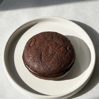 BROWNIE BOMB คุกกี้บราวนี่เนื้อเข้มข้น สอดไส้ชิววี่นูกัสหนึบหนับ