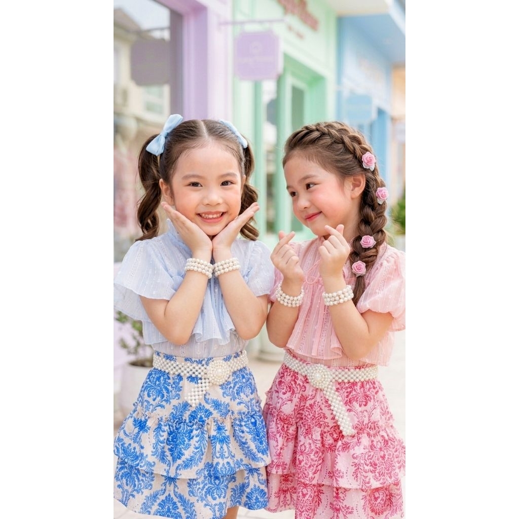 Ndd // ชุดไทยเด็กขนมชั้น เซ็ต 2 ชิ้น เสื้อแขนบอลลูน ผ่าคอด้านหน้า กระดุมมุกมีสายผูกโบว์ที่คอ กระโปรง