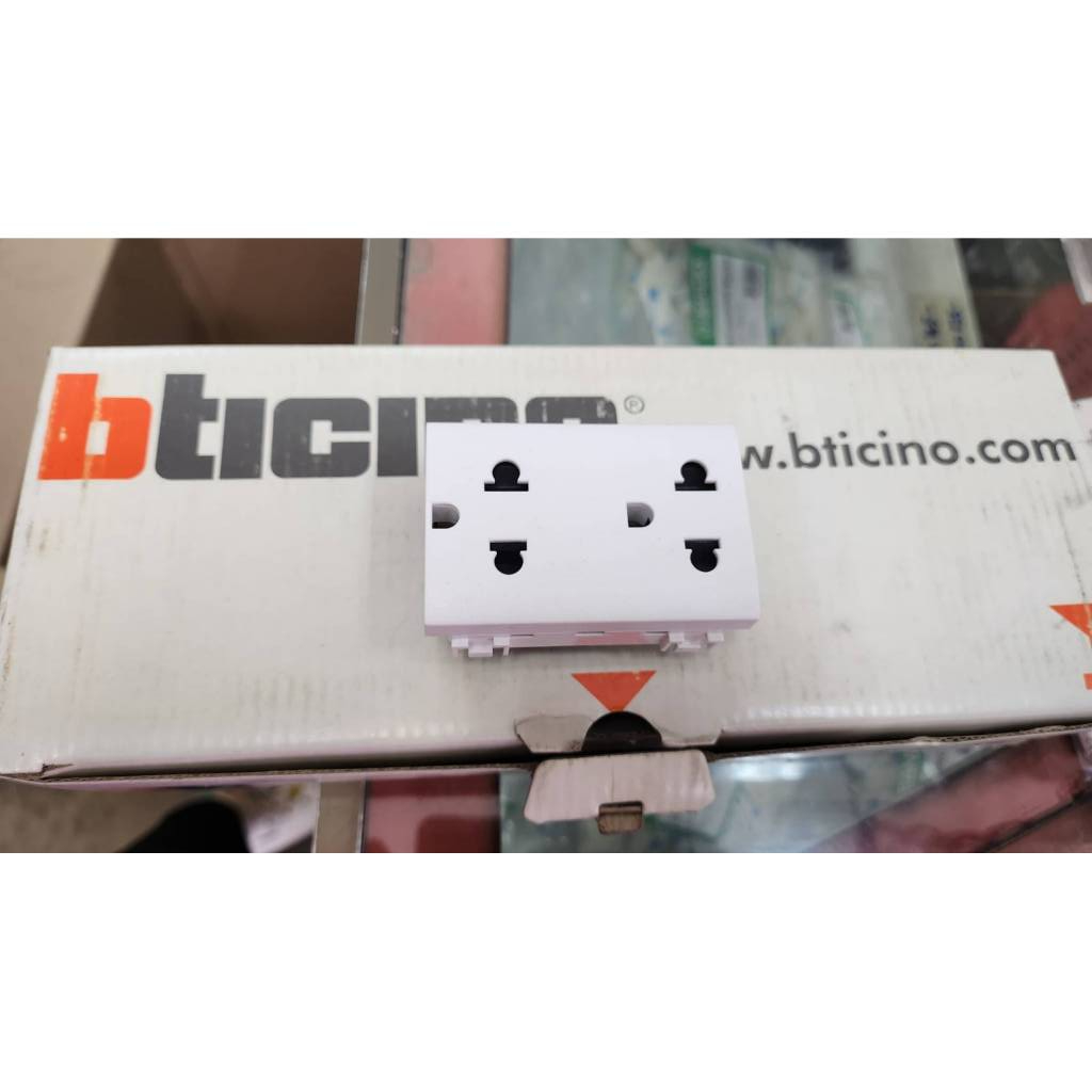 เต้ารับคู่ 3 สาย ขนิดเสียบขาแบน+ขากลม พร้อมสายดิน ปลั๊กคู่มีกราวด์ BTICINO Light N4185