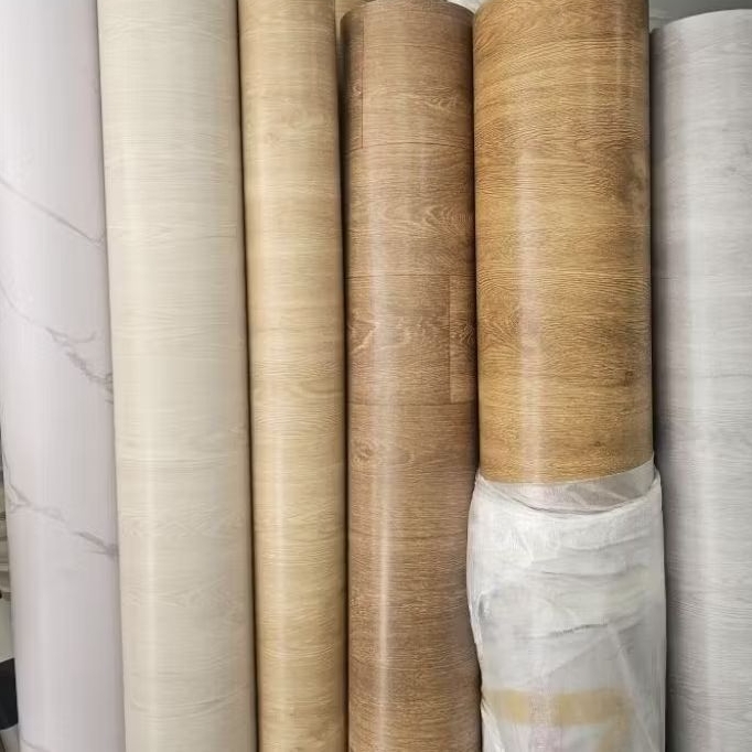 กระเบื้องยางม้วน หนา2 มิล รุ่นท็อป เสริมความนิ่ม ส่งฟรี (ยกม้วนยาว20เมตร) ทนทาน หลังเป็นยาง ปูเรียบสนิท