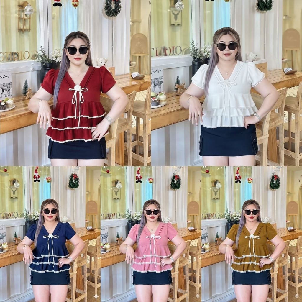 เสื้อแต่งระบาย เป็นงานผ้ายืดวูลเวฟ หน้าอกเป็นเเข็มกลัดดอกไม้ สามารถถอดออกได้  เนื้อผ้านิ่มไม่หนามากใส่สบาย ไม่ร้อน