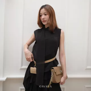 GAVANA Muse Tie Top เสื้อแขนกุดดีไซน์เรียบหรู โดดเด่นด้วยคอผ้าผูกยาวและชายเสื้อให้มีลูกเล่น #T26029