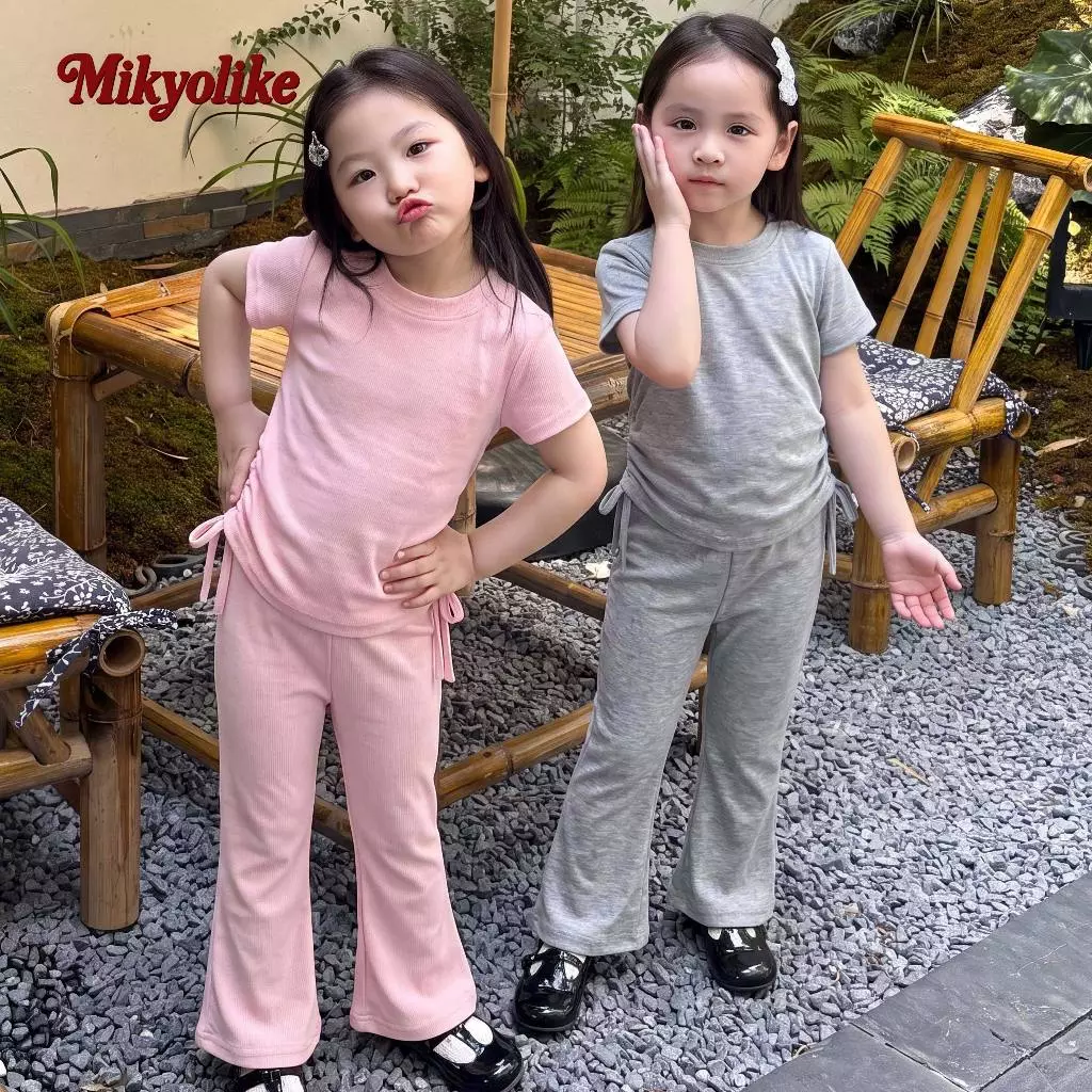Mikyolike 2-12 ปี ชุดเด็กผู้หญิงผ้าลายร่อง เสื้อแขนสั้น+กางเกงขาบาน ยืดหยุ่นสูง สีชมพูเทา ชุดแฟชั่นเด็ก COD