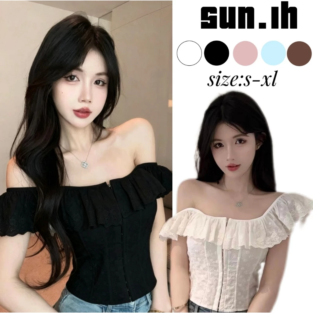SUN🛍️พร้อมส่ง🛍️เสื้อครอปเปิดไหล่ระบายสุดหวานและเซ็กซี่ตัวนี้ มีดีไซน์เอวเข้ารูปด้วยกระดุม ช่วยให้ดูเพรียวบางยิ่งขึ้น