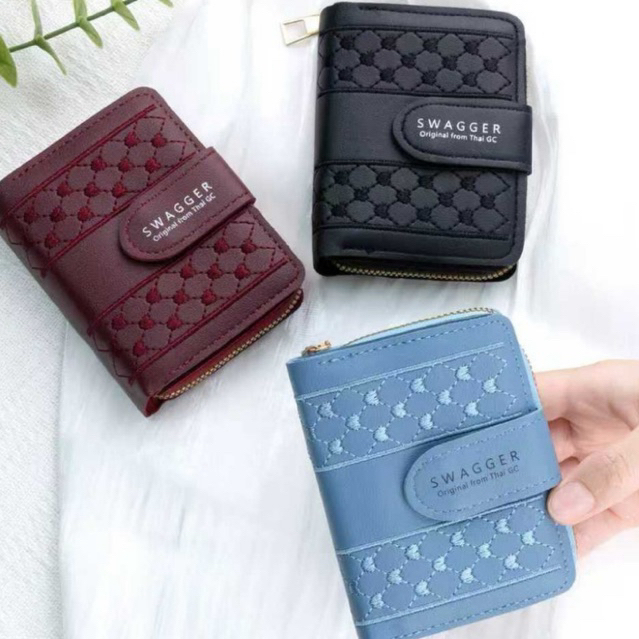 มีช่องเก็บการ์ดกระเป๋าสตางค์ใบสั้น (GC-5501) เก็บธนบัตรได้ ช่องซิปใช้งานง่าย หนังพียู