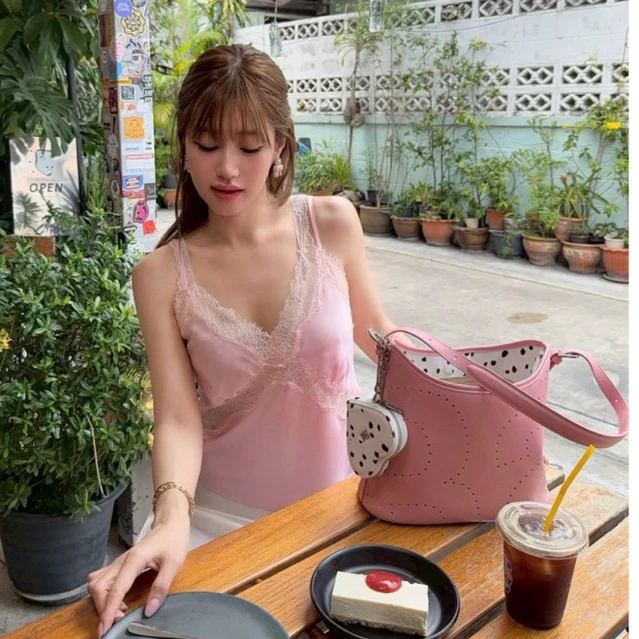 เสื้อซาตินชมพูแต่งลูกไม้ขาวช่วงสายเดี่ยวและด้านหน้า