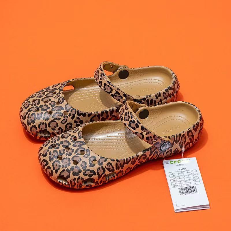 CROCS สินค้าของแท้ รองเท้าผู้หญิง รองเท้าบัลเล่ต์อุดตันคลาสสิกยอดนิยม - White/Black/Silver/Leopard print