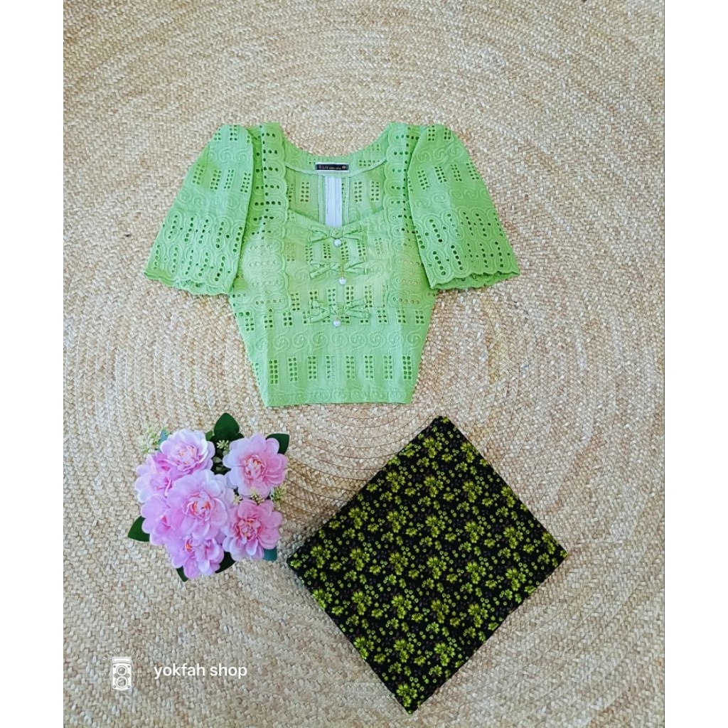 ชุดเซ็ทสามเมียนมาร์เสื้อฉลุลูกไม้สีสันมาคู่กับผ้าถุงลายดอกเงินปาเต๊ะจากเมียนมาร์สินค้างานตรงปกพร้อมส่งทั่วไทยค่ะ