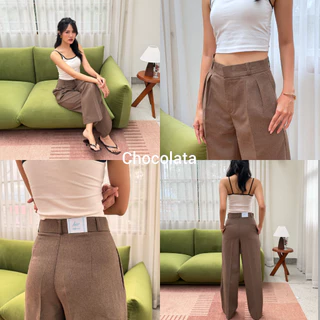 กางเกงทรงกระบอกกลาง รุ่น June pants แต่งจีบทวิติผ้ามีเทกเจอร์เฉพาะตัวใส่เเล้วดูโดดเด่นเเต่งดีเทลป้ายด้านหลังน่ารักมาก