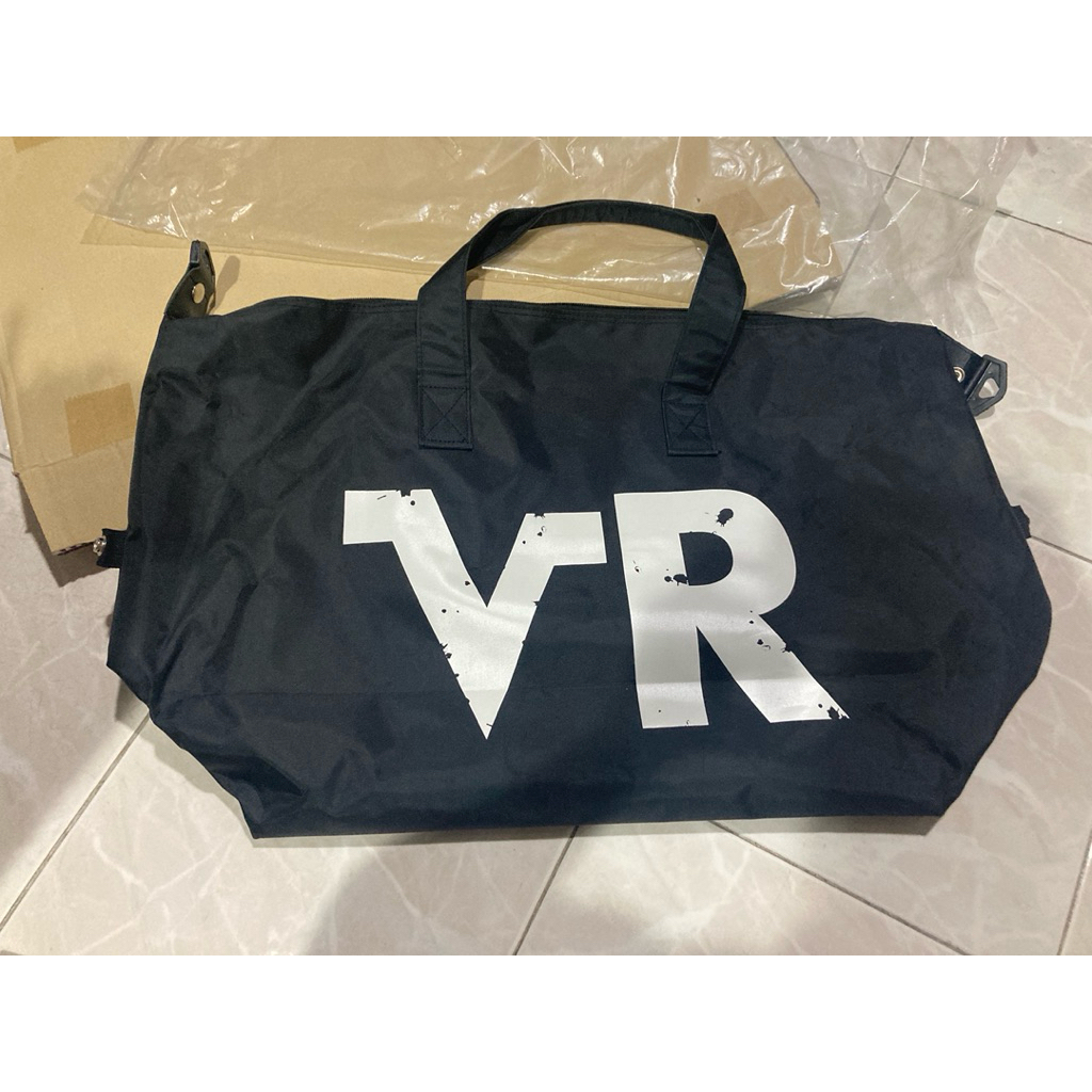 Valentino Rudy Essential Duffle Bag สีดำ