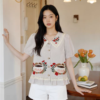 Glucoat | [A732/A810] เสื้อคอปกแขนจั๊มแต่งฉลุ ปักลายดอกไม้สีแดง ชายเสื้อแต่งระบาย กระดุมหน้าใช้งานได้จริง