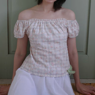 Theremin Betty top เสื้อลูกไม้แขนตุ๊กตาเข้ารูปตกแต่งลูกไม้ (White lace, grey & cream floral print)