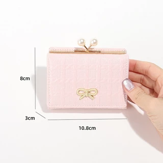 กระเป๋าสตางค์ผู้หญิงทรงสั้น สีชมพู ลายหนังจระเข้ พับสามทบ มีช่องใส่บัตร ประดับโบว์และมุก สไตล์เกาหลี น่ารัก แฟชั่น