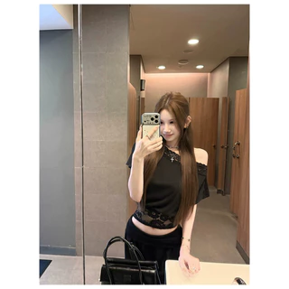 Kitty พร้อมส่ง🌸 เสื้อครอปท็อป ไหล่เฉียง ลูกไม้ กระชับเอว ขอบลูกไม้ ปิดกระดุม ผ้ายืดหยุ่น ผ้าระบายอากาศ สาวเผ็ด