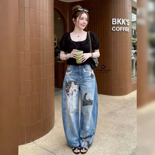 𝘼𝙇𝙄𝙉𝘿𝘼 𝘾𝙇𝙊𝙎𝙀𝙏 ᯓ ★ชุดเซ็ต 2 ชิ้น เสื้อผ้าลูกไม้เนื้อนุ่มสีดำแขนตุ๊กตา+กางเกงยีนส์พิมพ์ลายแมวหน้า-หลัง