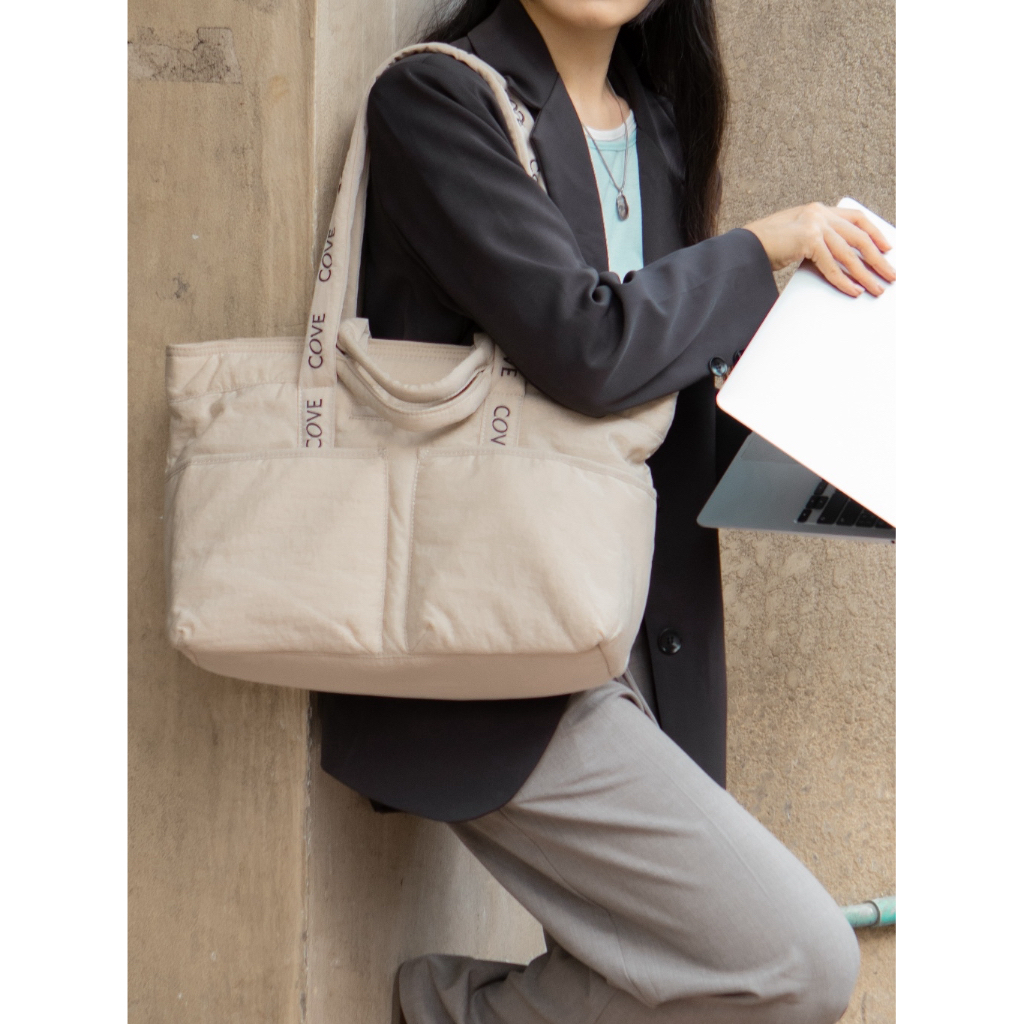 COVE Puffy Daytrip Tote กระเป๋าใส่โน๊ตบุ๊ค / Laptop 16 นิ้ว  กระเป๋าสะพายไหล่ ผ้าไนล่อน น้ำหนักเบา