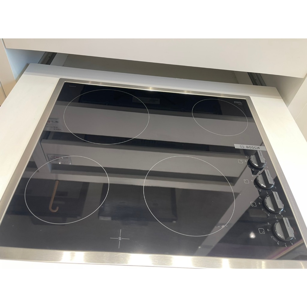 [ตัวโชว์] (BOSCH) เตาไฟฟ้าเซรามิค 60cm 4 zones Knob control รุ่น PKE645CA2E
