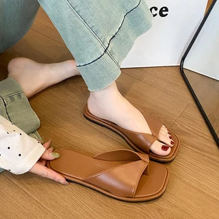 รองเท้าแตะผู้หญิงแบบเปิดนิ้ว สำหรับฤดูร้อน รุ่นใหม่ ใส่ออกนอกบ้าน รองเท้าแตะครึ่งแบบพื้นราบกันลื่น สไตล์สบายแบบชุดนิ้ว ร
