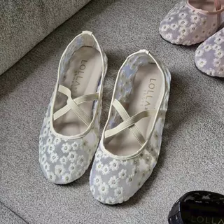 OHODOODEE รองเท้าคัทชูทรงบัลเล่ต์ (Ballet Flats) ผ้าตาข่ายโปร่งปักลายดอกไม้ เพิ่มความเก๋ด้วยสายคาดไขว้ M578