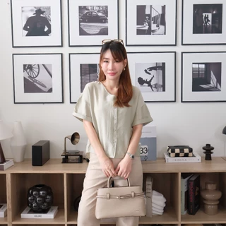 Lawyer Store [ 8211436] เสื้อคอวี แขนพับ กระดุมหน้า ใส่สบาย เนื้อผ้ามีเทกเจอร์ ดีไซน์เจาะสามเหลี่ยมด้านหลัง เสื้อผู้หญิง