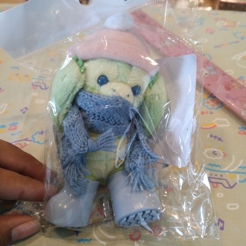 พวงกุญแจตุ๊กตา Olu Mel จากคอลเลกชัน Duffy and Friends ในชุดฤดูหนาว