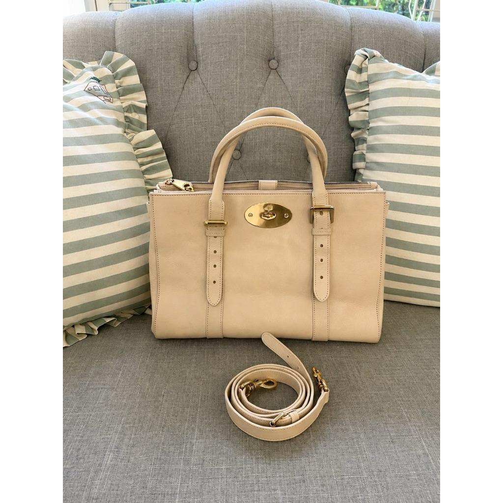 กระเป๋า Mulberry Bayswater Satchel สีครีมเบจ มีร่องรอยตามการใช้งาน แต่สภาพยังดี สวย