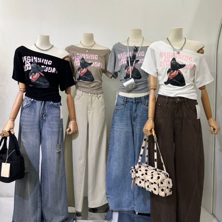 A1083 เสื้อปาดไหล่ลายกราฟิก  ลุคเท่ปนหวาน ใส่แล้วดูมีสไตล์แบบสาวเกาหลี