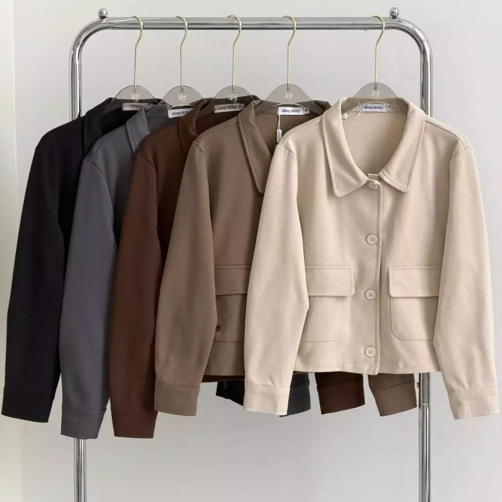 SISSY : เสื้อ Jacket แขนยาว (S-XXL) คอปกแหลม กระดุมใช้งานได้จริง ปักอะไหล่โลโก้เงิน โทนสี Minimal ผ้าเนียนนุ่ม ใส่สบาย