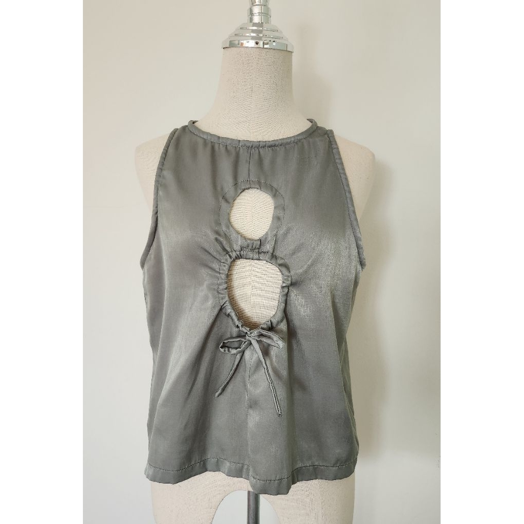 Green metallic sleeveless crop top แบรนด์ Studio unknown ดีไซน์เก๋ น่ารักมากก