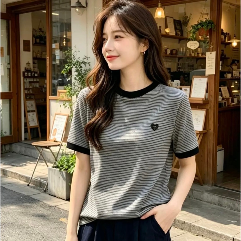 เสื้อยืดแขนสั้นลายทางสีสันสดใสสำหรับผู้หญิง ดีไซน์ใหม่รับซัมเมอร์ ลายหัวใจ ทันสมัย ​​ลำลอง และดูอ่อนเยาว์
