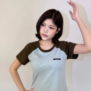 Mellow Top - เสื้อยืดแต่งแขนทูโทน ผ้าคอตตอนนุ่ม แต่งโลโก้แบรนด์ ทรงสวยใส่แล้วหุ่นเพียว (เมลโลว์)