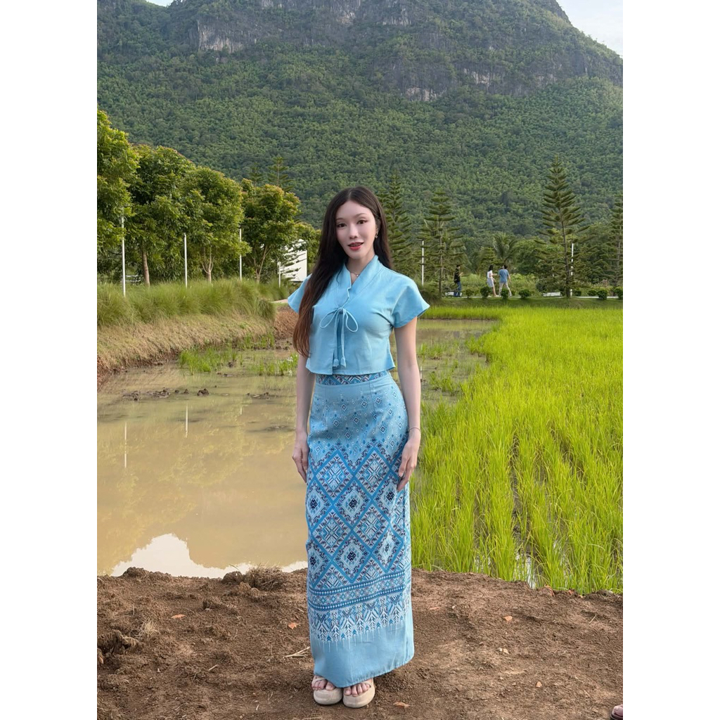 [Limited Collection TANTANOD-รหัสTL0091 ชุดเซตผ้าไทย เสื้อสไตล์ล้านนาผูกโบว์หน้าแต่งตุ้งติ้ง กระโปรงซิปหลังทรงแคบผ่าหลัง