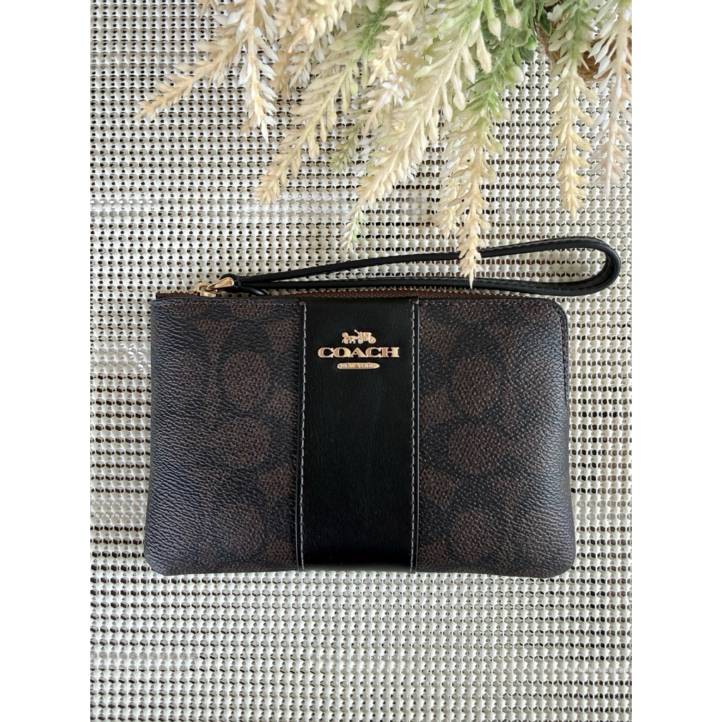 🖤🤎รุ่นใหม่สวยมากค่ะ Coach Corner Zip Wristlet In signature สี walnut/black รุ่นใหม่โลโก้เหล็ก 🤎🖤