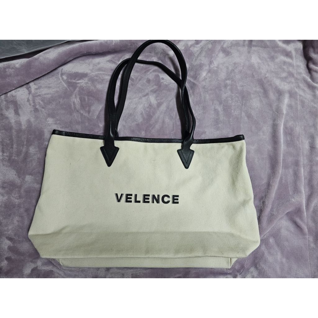 (มือสอง) กระเป๋าสะพายไหล่แบบผ้า velence