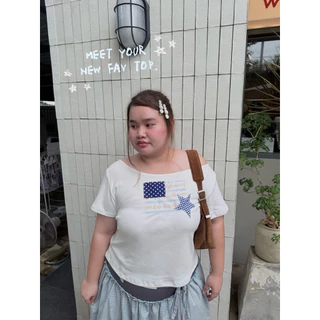 Joliese | Flag off-shoulder crop เสื้อปาดไหล่สาวอวบ