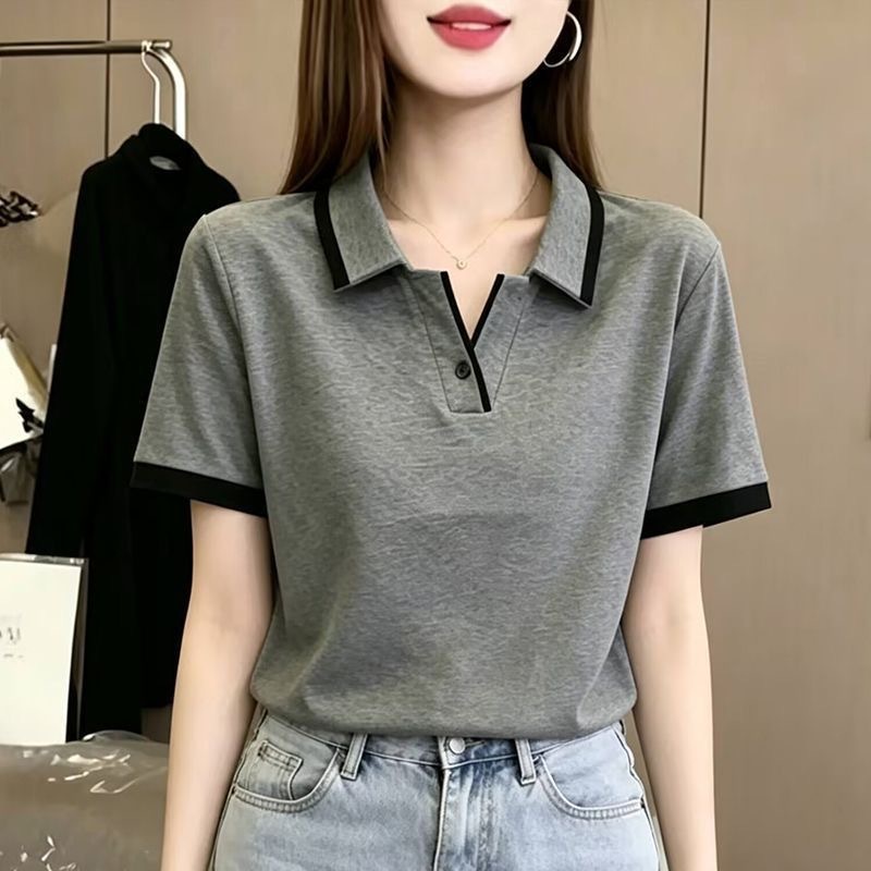 เสื้อโปโลแขนสั้นสำหรับผู้หญิงที่โดดเด่นด้วยดีไซน์คัลเลอร์บล็อกอันหรูหราและมีสไตล์ ทั้งยังสวมใส่ได้หลากหลายโอกาส ถือเป็นไ