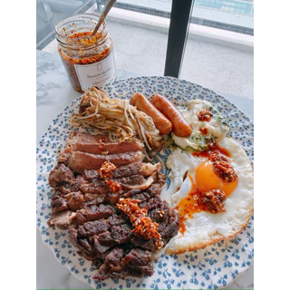 Chilli Crisp น้ำมันพริกกระเทียมหอมเจียวกรอบ หอม อูมามิ เผ็ดกำลังดี ไม่ใส่สารกันเสีย