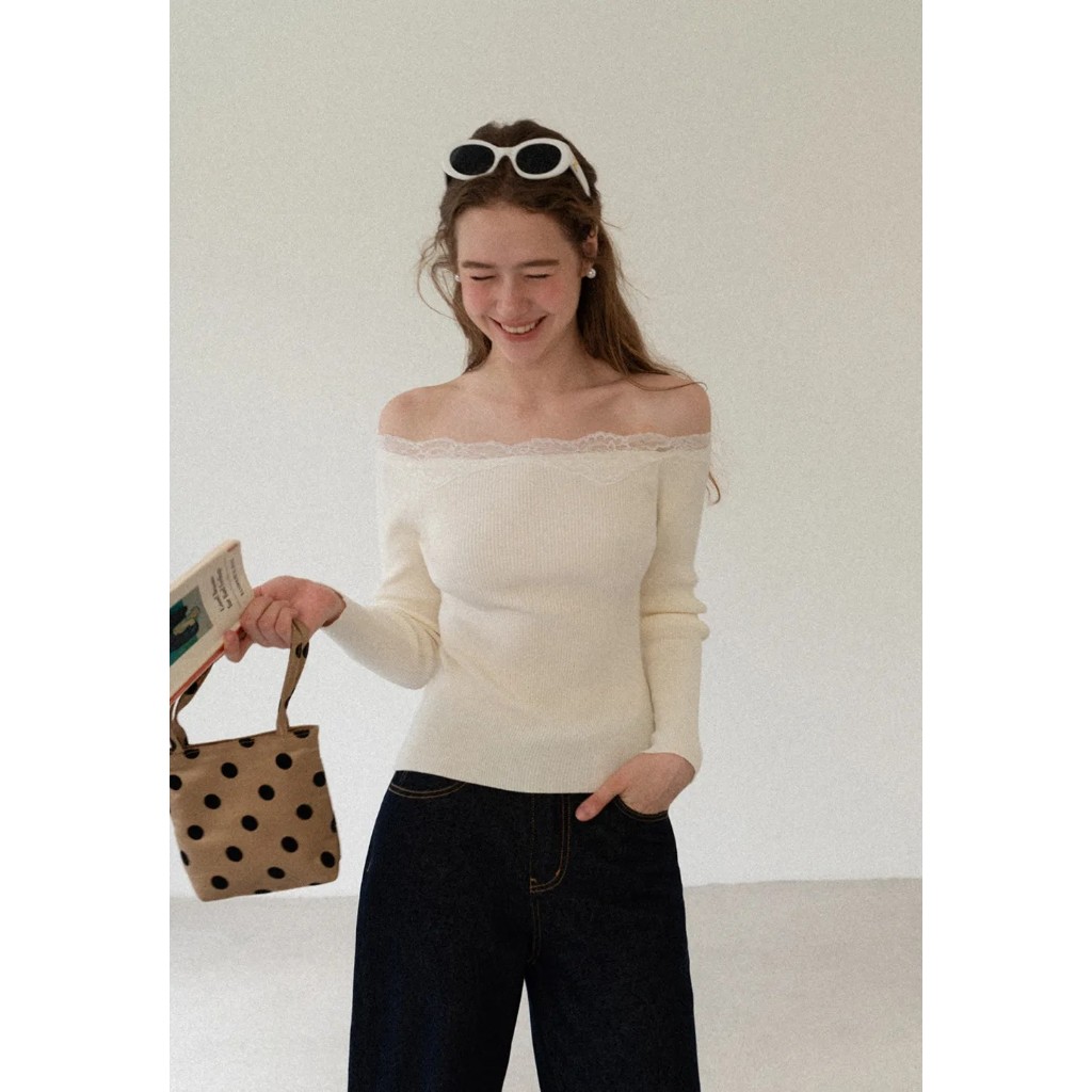 [พรีออเดอร์] [รบกวนลูกค้าอ่านรายละเอียดก่อนสั่งซื้อนะคะ] EGGKA : Lace Trim Off Shoulder Ribbed Knit Sweater