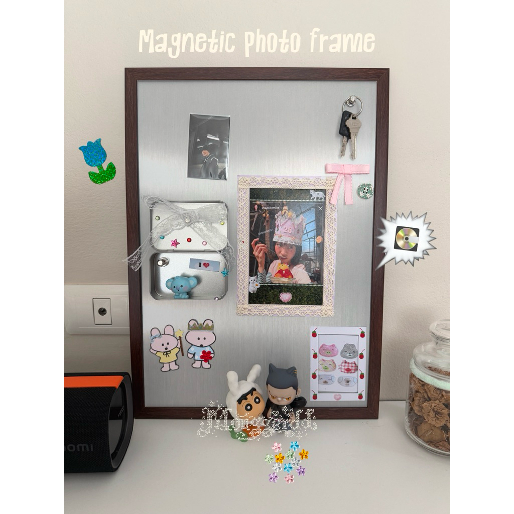 กระดานแม่เหล็ก กรอบ ขนาด32x45cm Monggerdd Magnetic Photo Frame กรอบรูปแม่เหล็กตกแต่งบ้าน ตั้งโต๊ะและแขวน