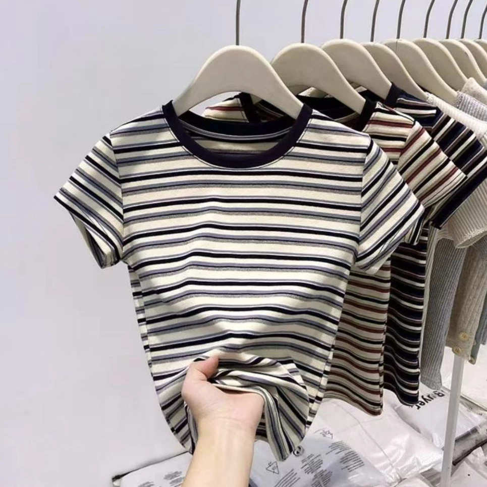 เสื้อยืดแขนสั้นลายทางสไตล์ใหม่สำหรับฤดูร้อน ทรงเข้ารูปช่วงไหล่ตรงช่วยให้ดูผอมเพรียว คอทรงกลม เนื้อผ้าบางเบา เสื้อผู้หญิง