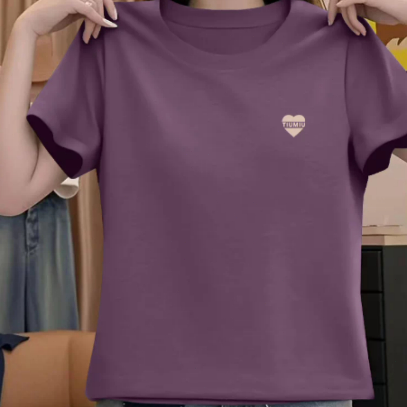 เสื้อยืดแขนสั้นสำหรับผู้หญิงรับซัมเมอร์: เสื้อลำลองดีไซน์เรียบง่ายแต่มีสไตล์และแมตช์ชุดได้หลากหลาย โดดเด่นด้วยลายหัวใจ ม