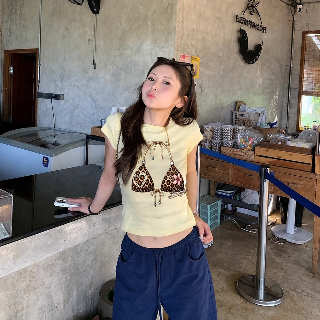 เสื้อเบบี้ที baby tee Y2K สไตล์เกาหลี ผู้หญิง พิมพ์ลายบิกินี่ลายเสือดาวข้อความภาษาอังกฤษ แขนสั้น ทรงกระชับ แสดงรูปร่าง