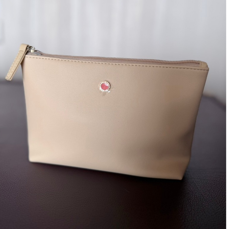 [ของใหม่ ไม่แกะซีล] กระเป๋าเครื่องสำอาง BVLGARI (Emirates Amenity Kit) สีเบจ/ครีม พร้อมของด้านในครบเ