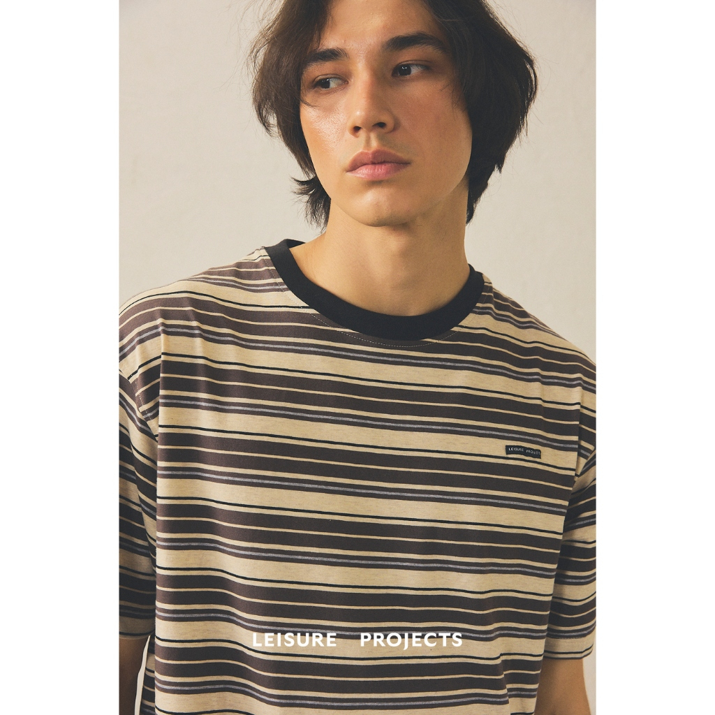 (Leisure Projects) "LEISURE STRIPES "  SHORT-SLEEVE   ดีเทล ปัก Label "Leisure Projects" บริเวณหน้าอ